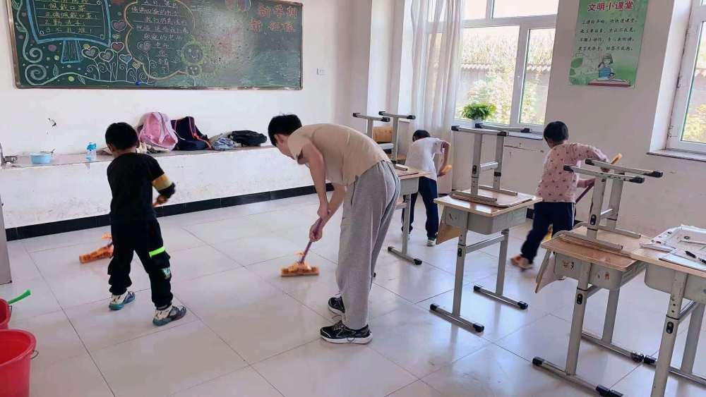 边远村小“00后”班主任的坚守