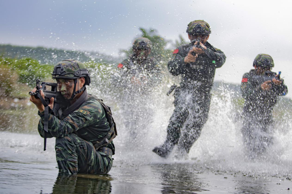 士气高昂!武警官兵盛夏练兵忙 新华社客户端