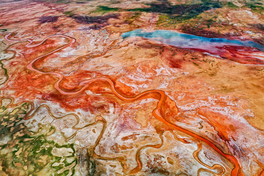 色彩斑斓的阿拉克湖国家湿地公园