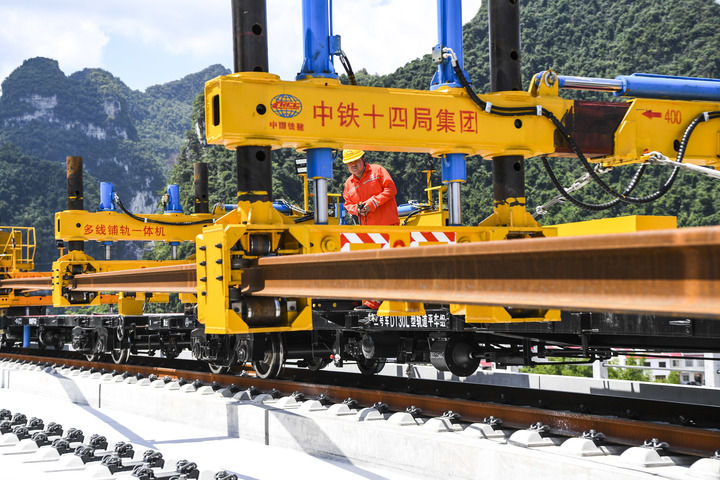 贵南高铁全线正式进入铺轨阶段