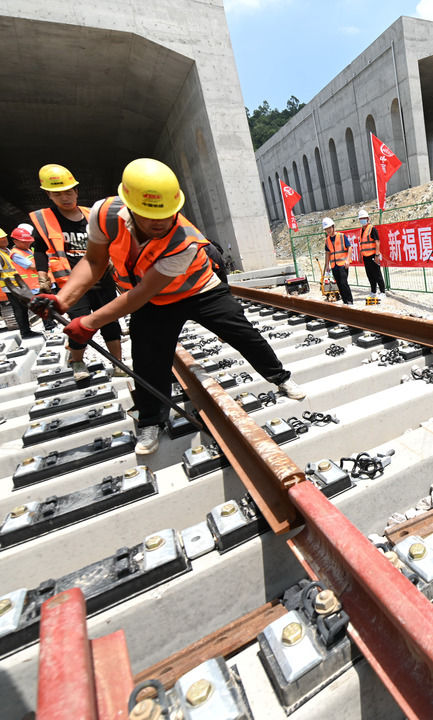 我国首条跨海高铁新建福厦铁路全线铺轨贯通