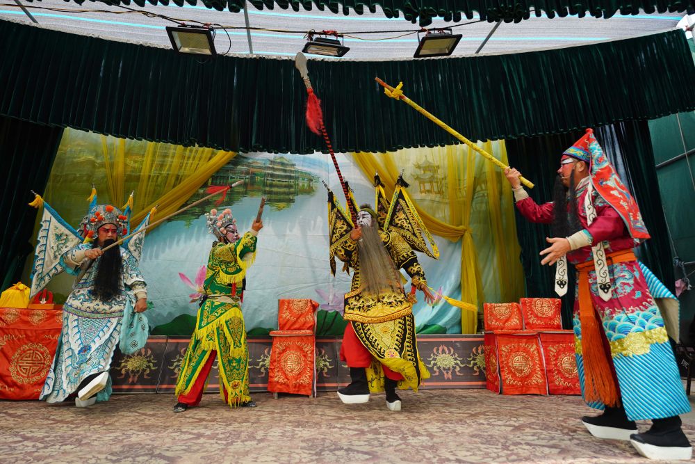 7月31日,河北省平乡县南路丝弦剧团演员在后台整妆.