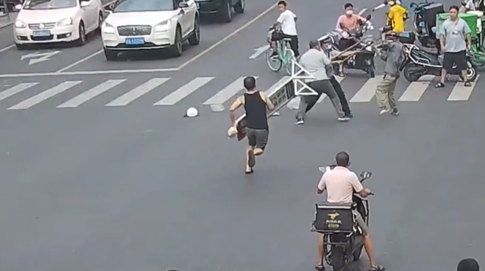 众人合力制服持刀男子 成都辅警符杰感谢热心群众