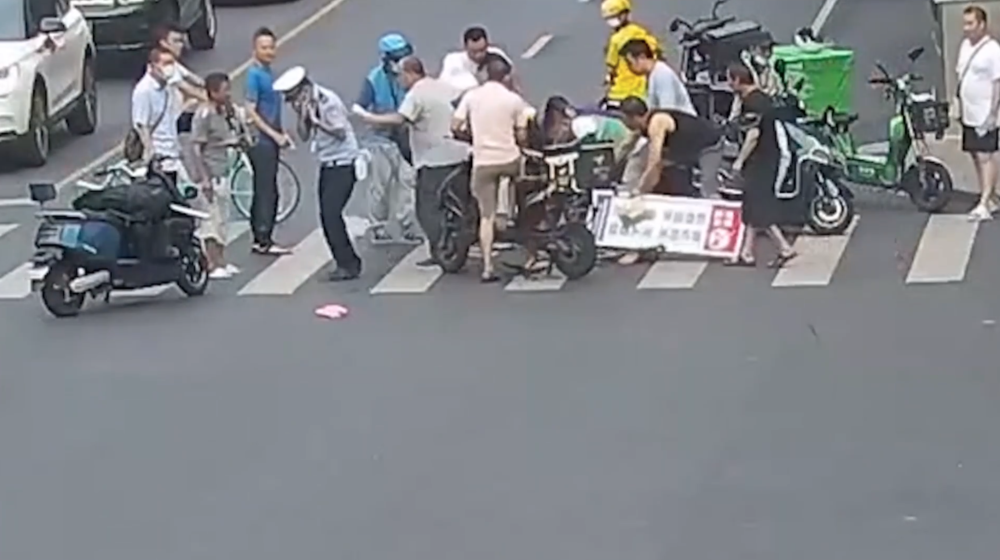 众人合力制服持刀男子 成都辅警符杰感谢热心群众