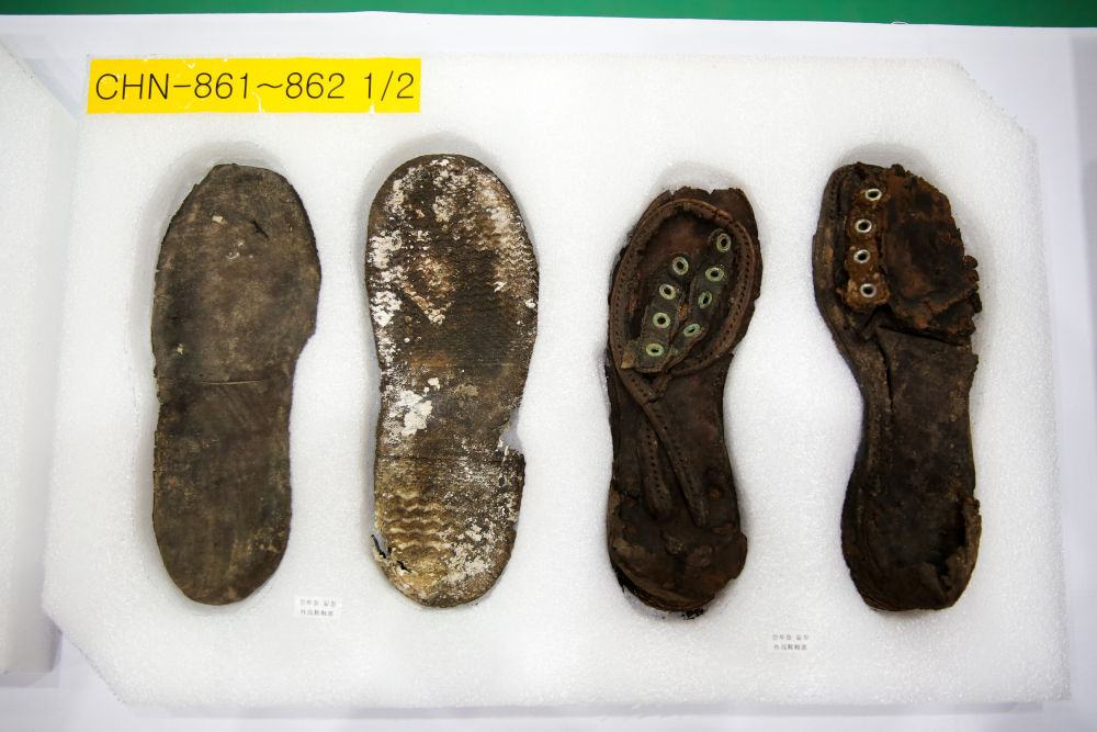 這些無聲的遺物，告訴你他們?yōu)楹问亲羁蓯鄣娜?/></p><p>↑在韓國仁川拍攝的志愿軍烈士遺物（2022年9月15日攝）。</p><p class=