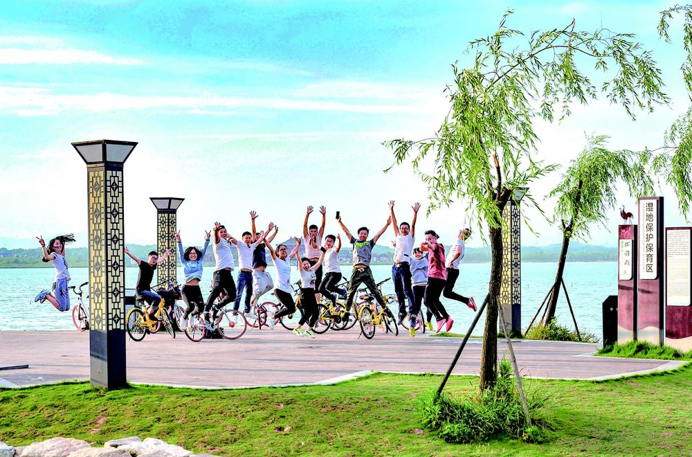 骑行者在长沙县松雅湖国家湿地公园合影（尹继东/摄）