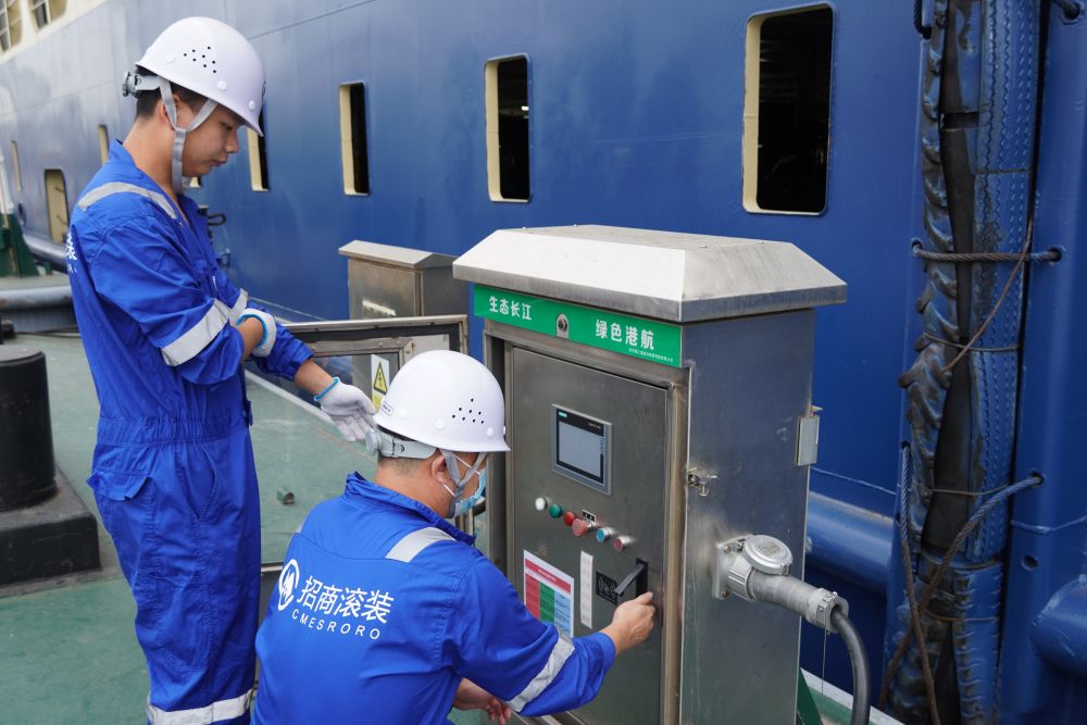 长航江瑞号船员正在拔出岸电插头.新华社记者鹿泽新 摄