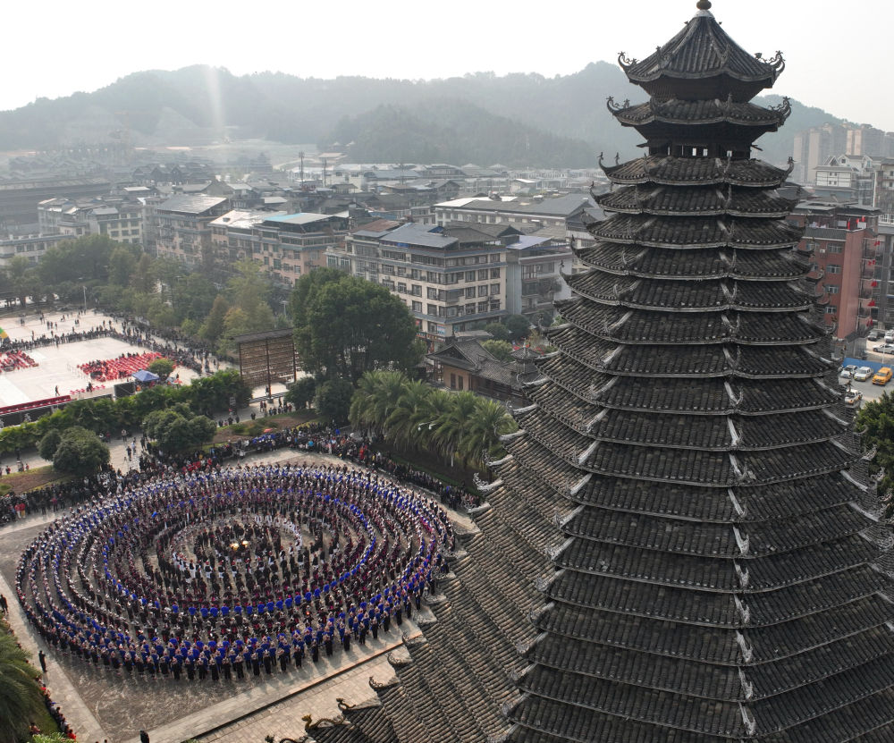 11月5日,在广西柳州市三江侗族自治县多耶广场,侗族群众参加多耶