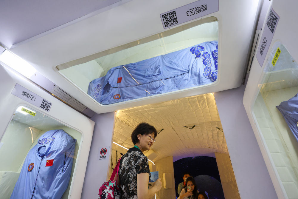 中国空间站组合体1:1展示舱亮相航展