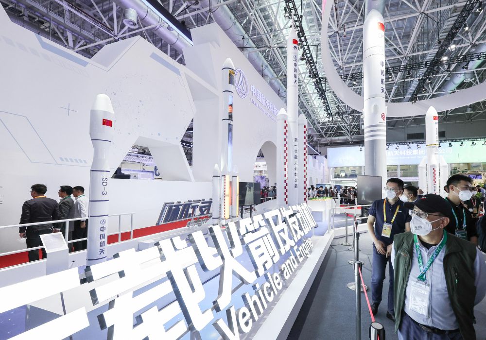 中国新一代运载火箭模型及发动机实物亮相中国航展