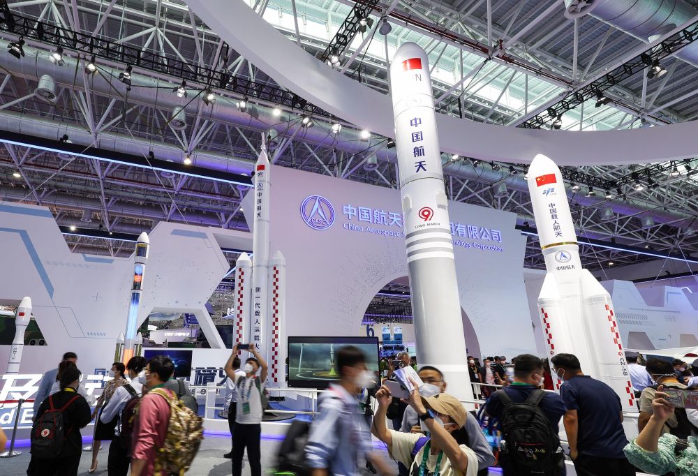 中国新一代运载火箭模型及发动机实物亮相中国航展