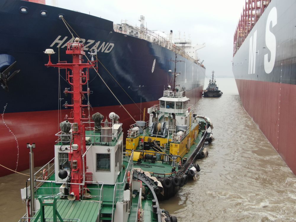 双船出坞!江南造船大型船舶再添新名片