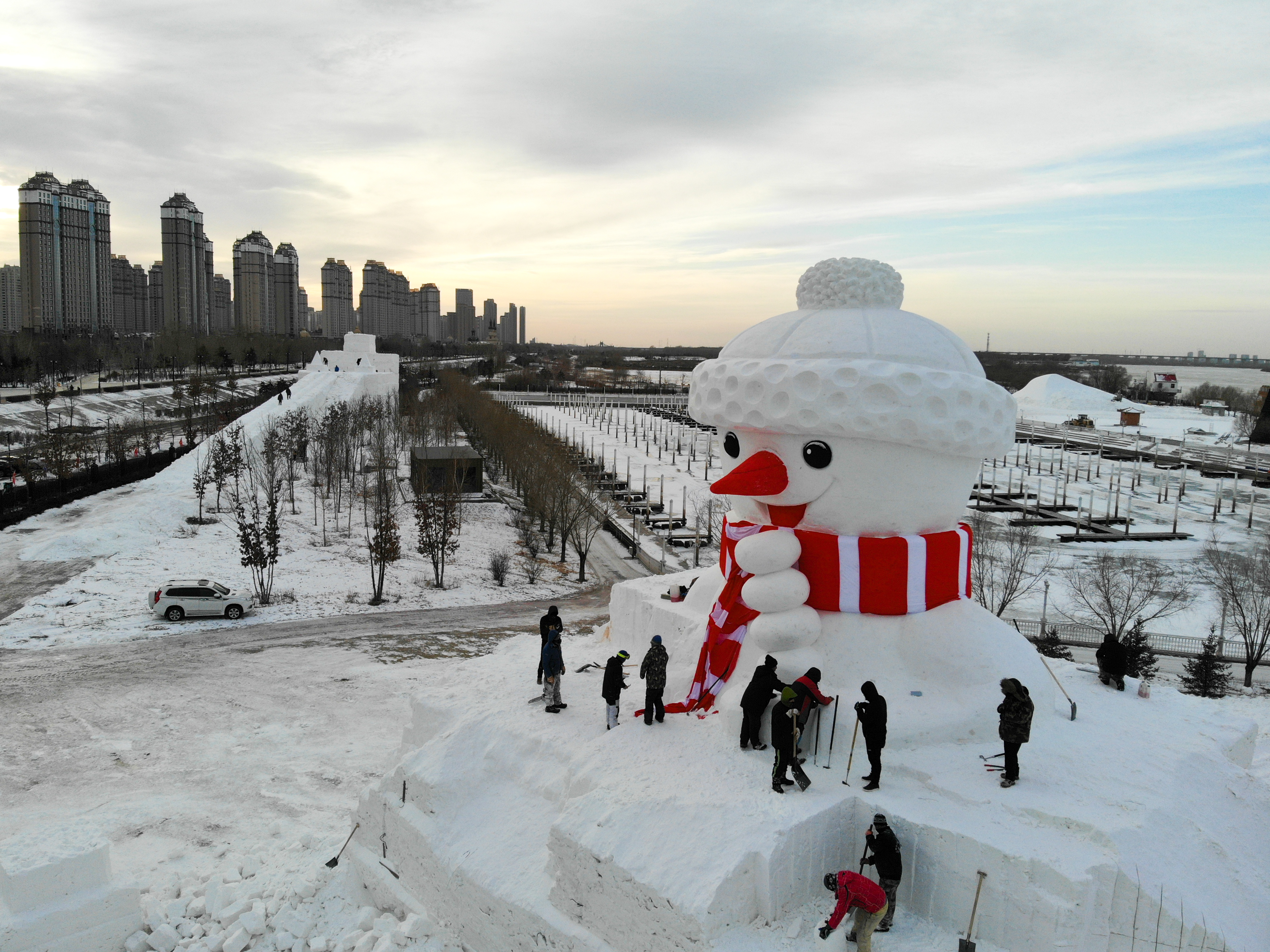 哈尔滨18米高雪人图片图片