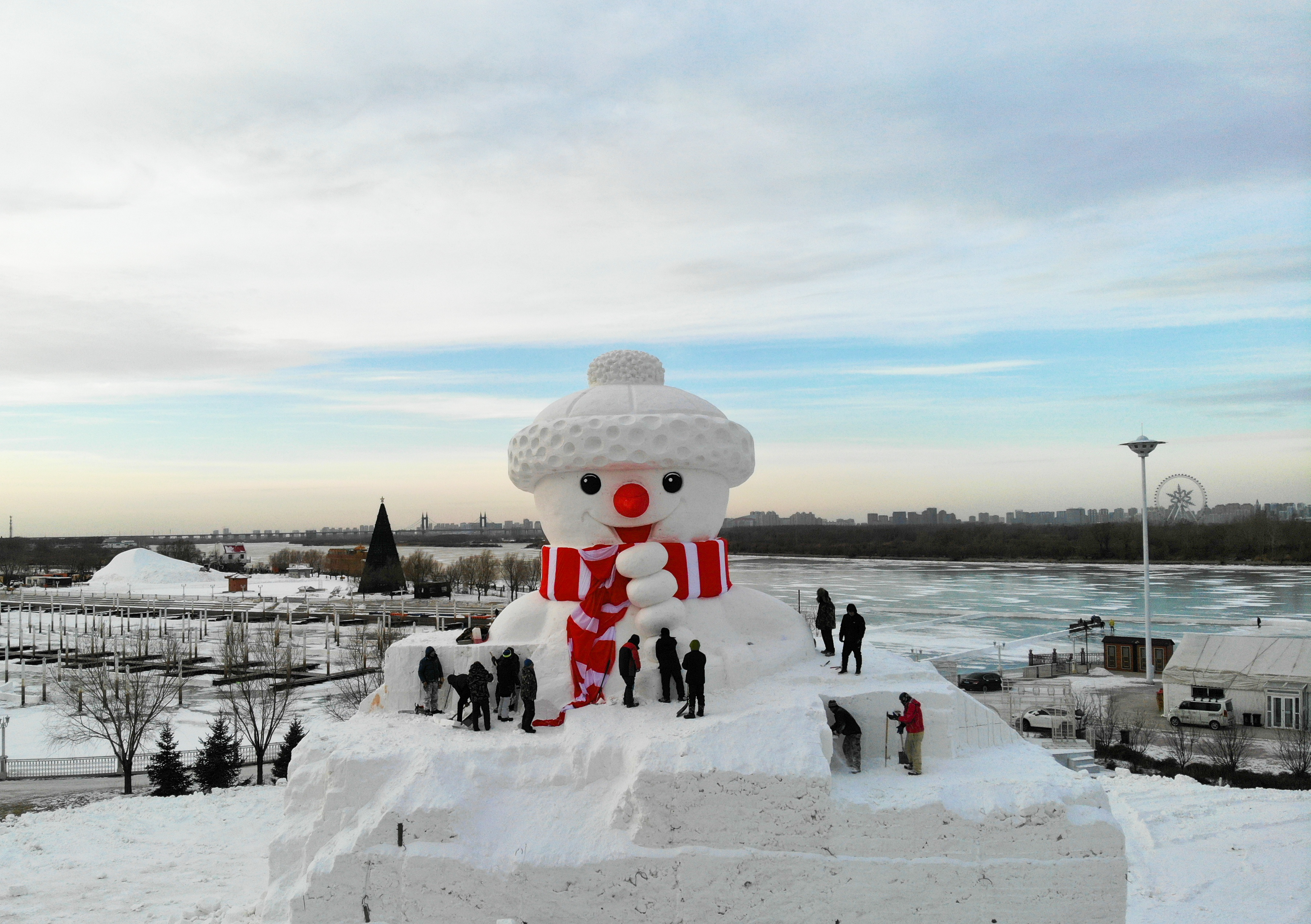 哈尔滨18米高雪人图片图片