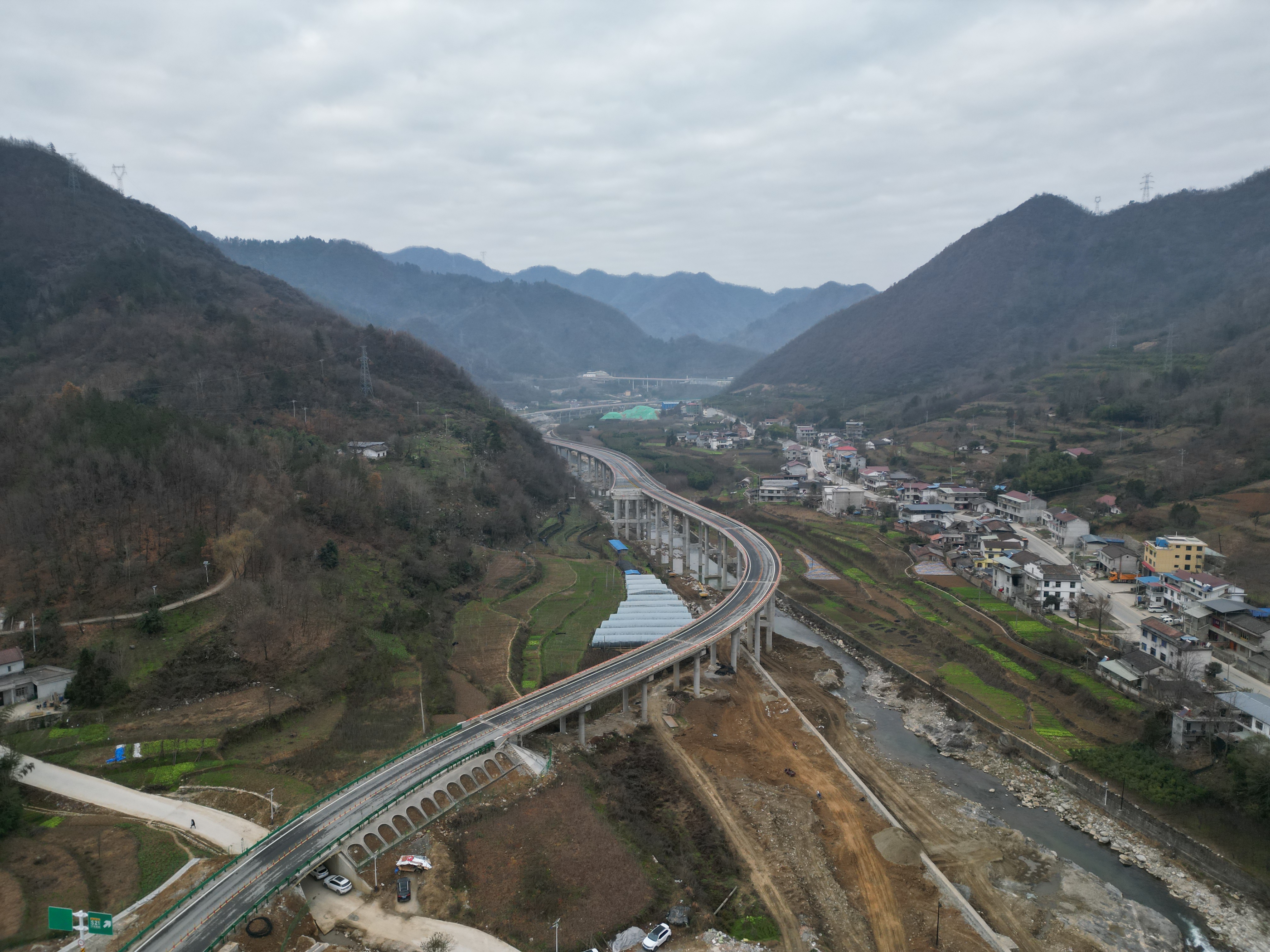 陕西:宁陕至石泉高速公路建成通车