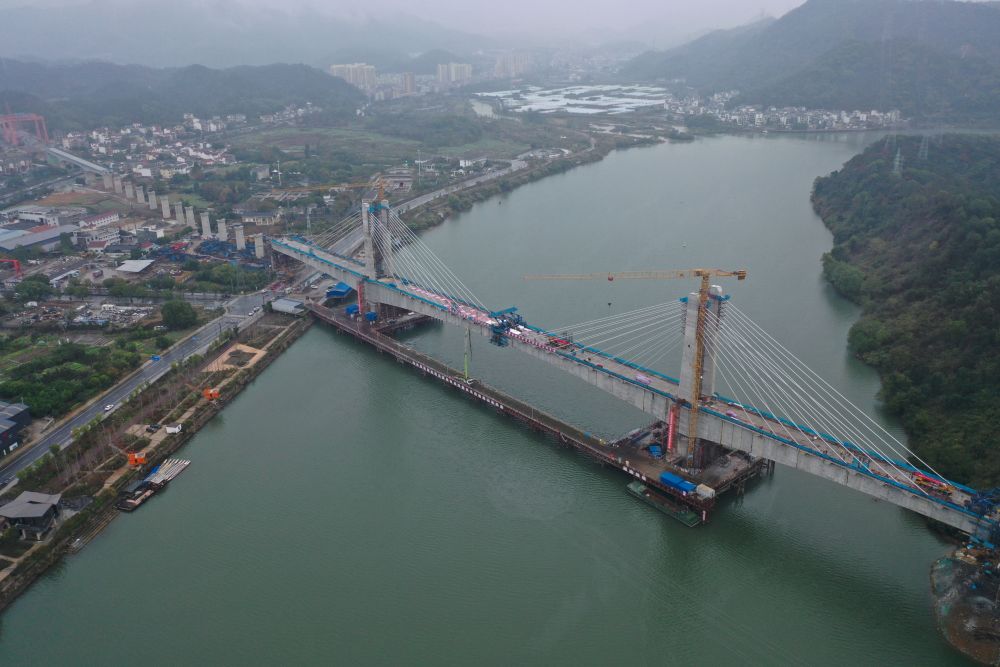杭衢铁路新安江特大桥合龙 - 新华社客户端