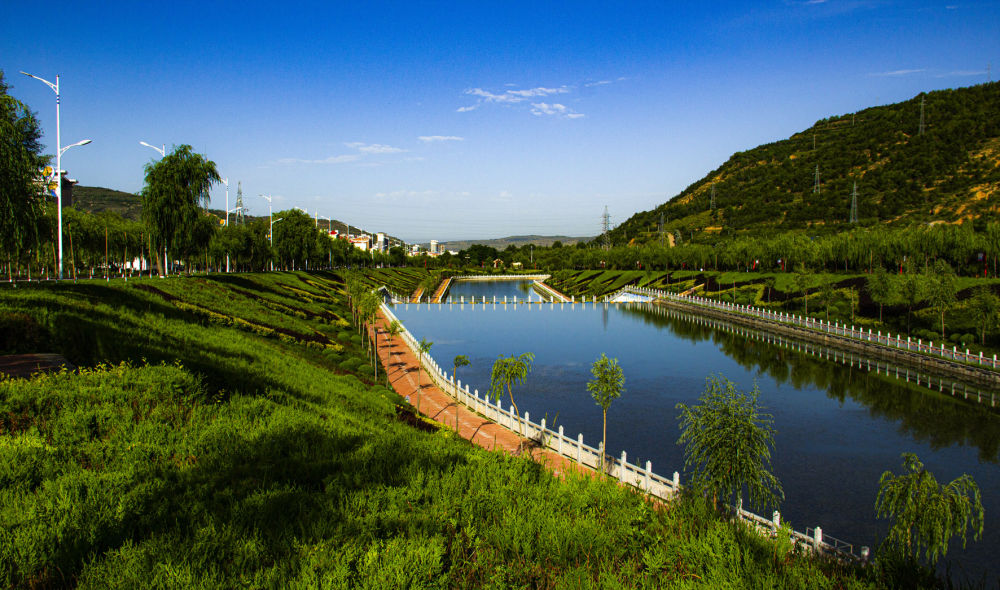 固原市隆德县持续推进水土流失治理.(受访者供图)山变绿,民变富.