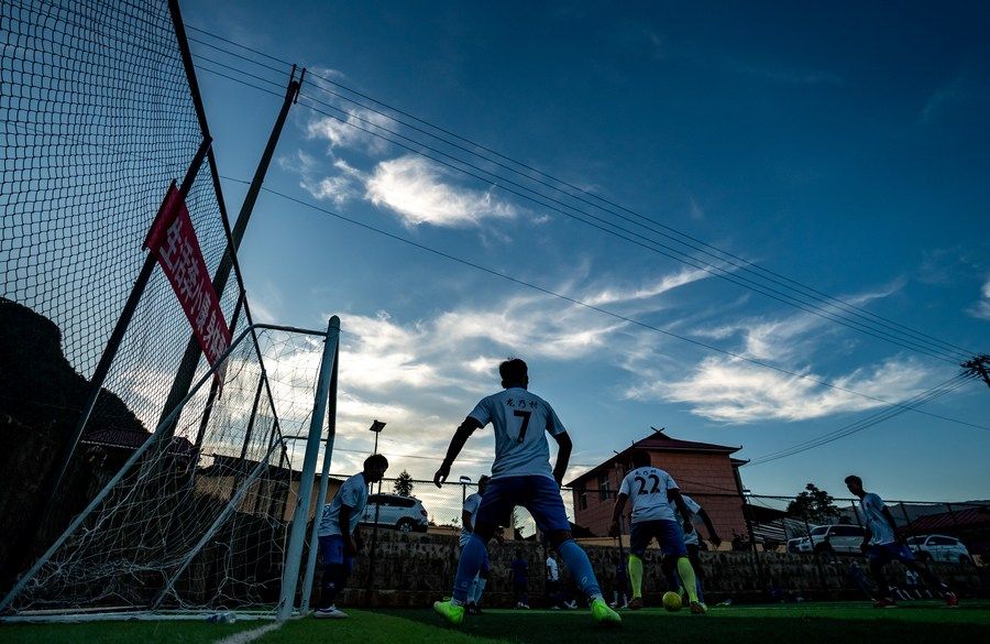 "白天放牛,晚上踢球"——中国大山里的"足球先生" - 新华社客户端