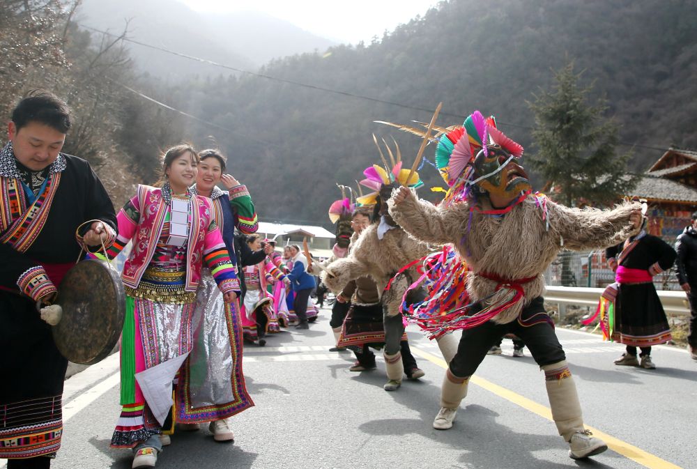 四川平武:白马藏族群众古朴习俗迎春节 - 新华社客户端