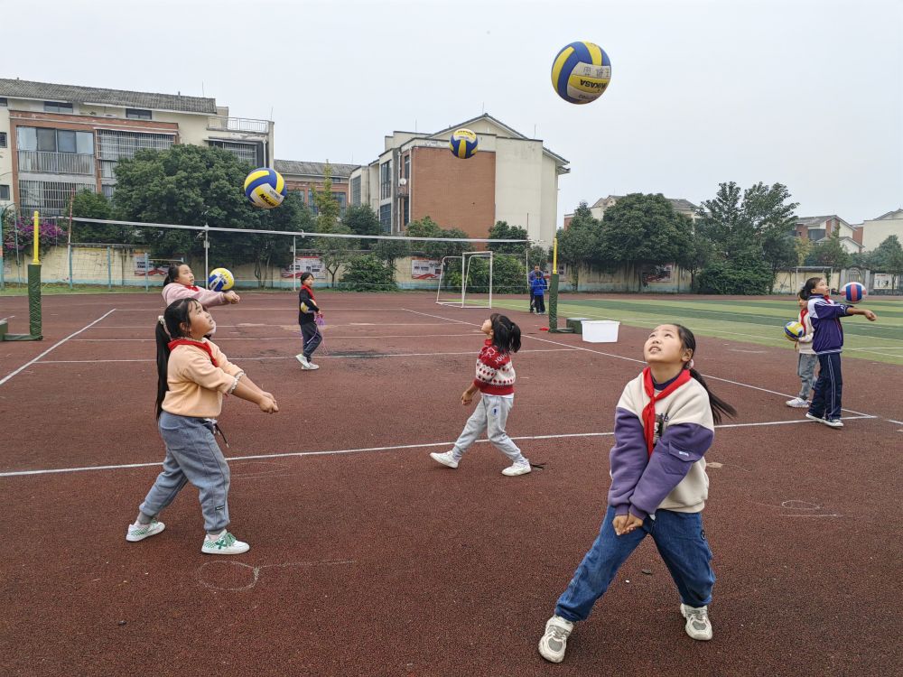 組建一年多，教練是兼職……靠排球“逆襲”,，鄉(xiāng)村少年“向陽(yáng)而生” 第 4 張