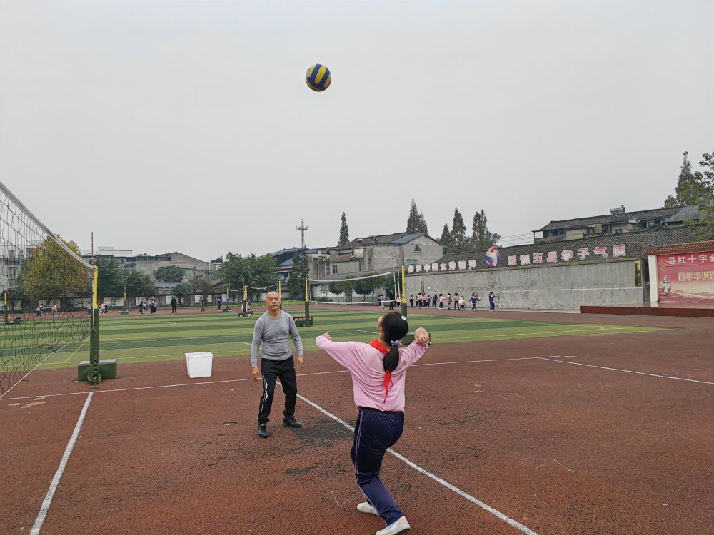 組建一年多，教練是兼職……靠排球“逆襲”,，鄉(xiāng)村少年“向陽(yáng)而生” 第 5 張