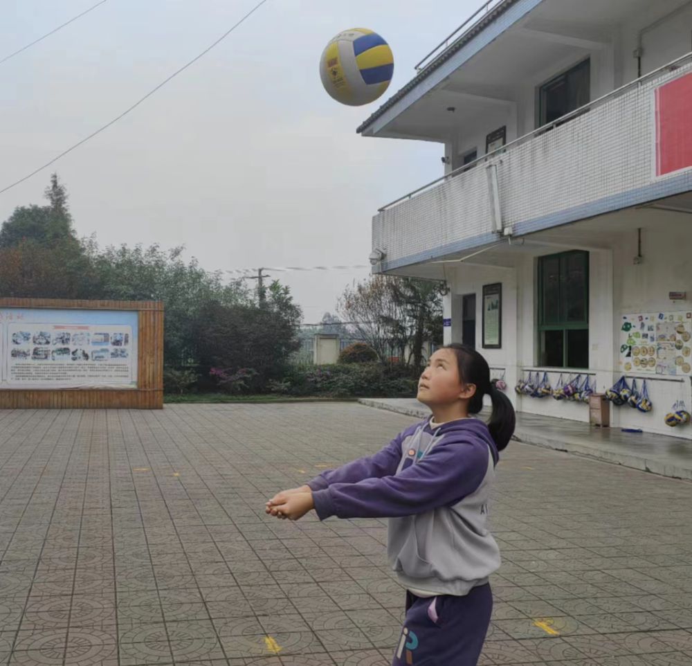 組建一年多,，教練是兼職……靠排球“逆襲”，鄉(xiāng)村少年“向陽(yáng)而生” 第 6 張