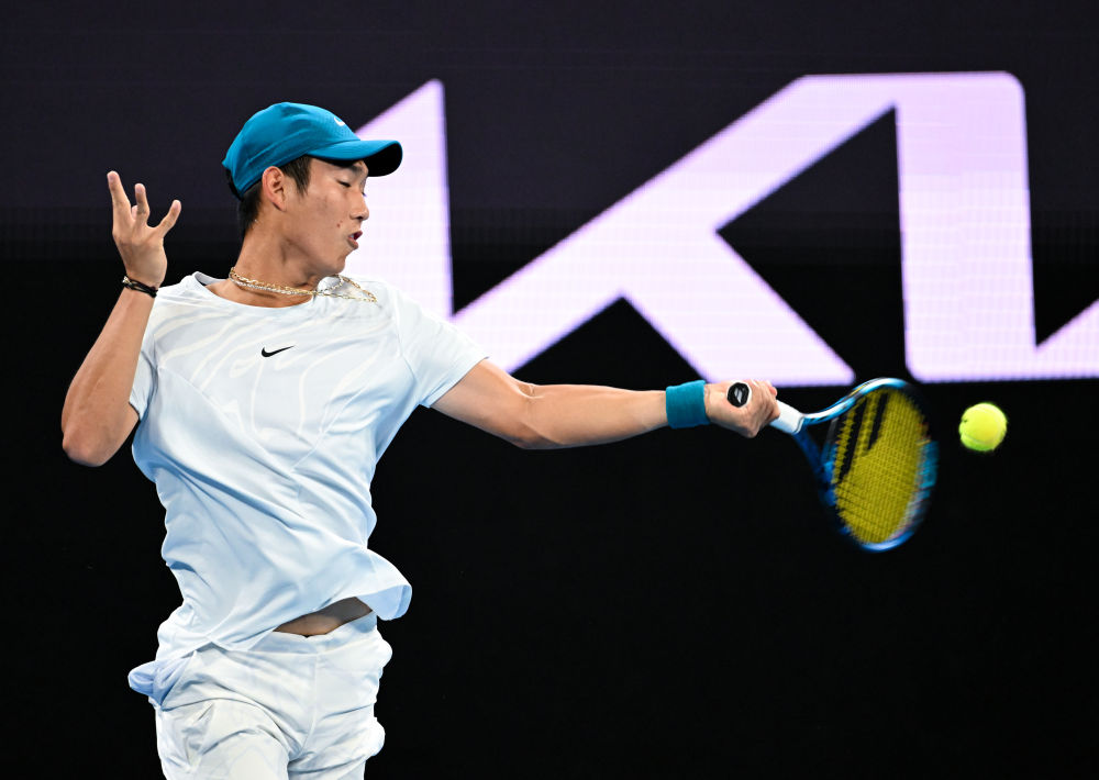 2023年1月18日，商竣程在澳大利亚网球公开赛男子单打第二轮比赛中回球。新华社记者 郭磊 摄