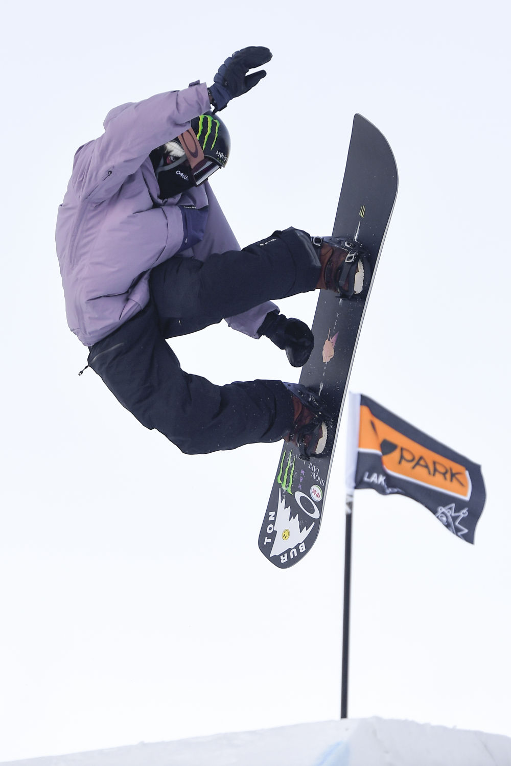 2022年12月10日，北京冬奥会单板滑雪男子大跳台冠军苏翊鸣在V-PARK地形公园内高高跃起。新华社记者 许畅 摄