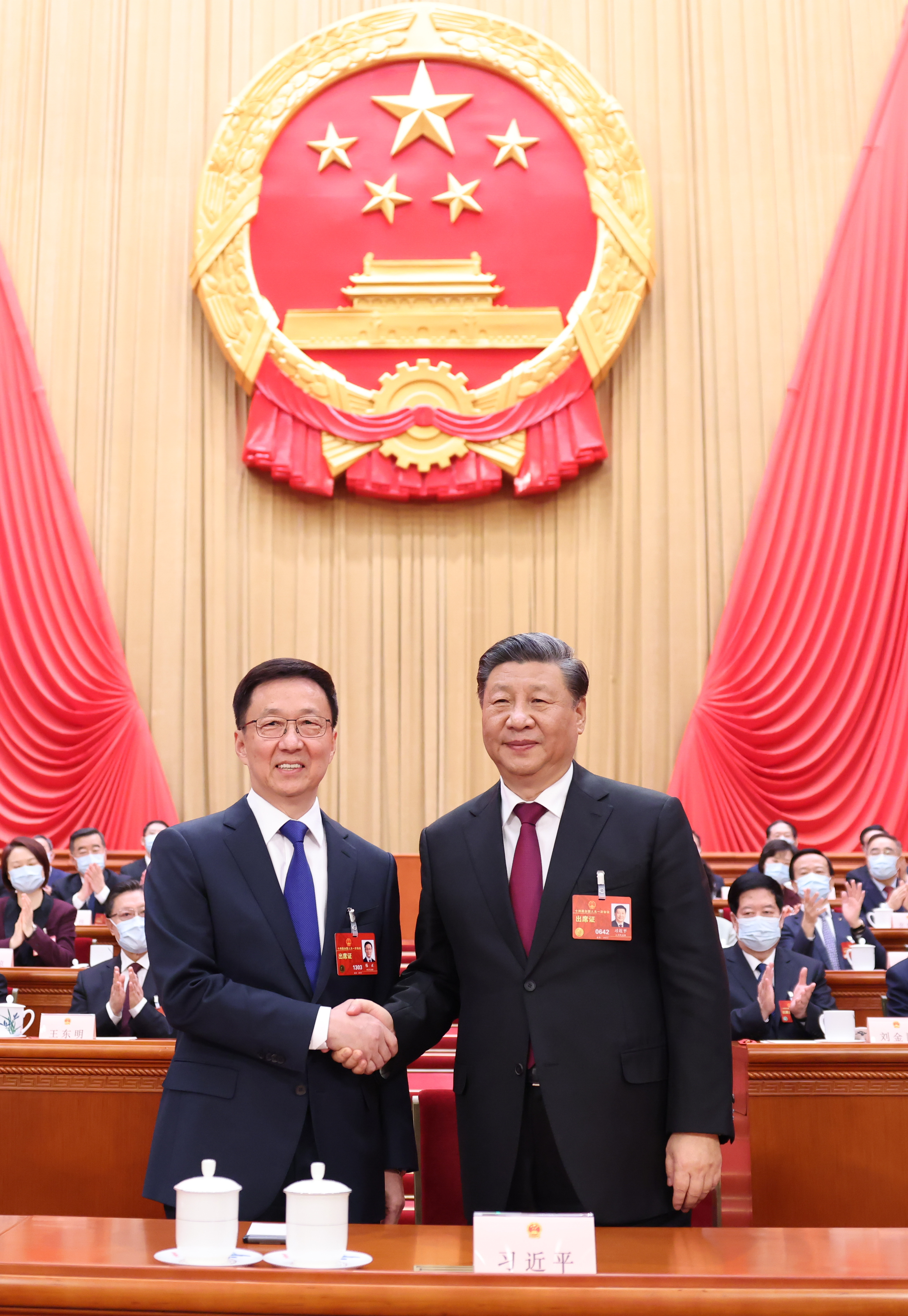 3月10日，十四届全国人大一次会议在北京人民大会堂举行第三次全体会议。习近平全票当选中华人民共和国主席、中华人民共和国中央军事委员会主席。这是习近平同新当选的国家副主席韩正握手。新华社记者 黄敬文 摄