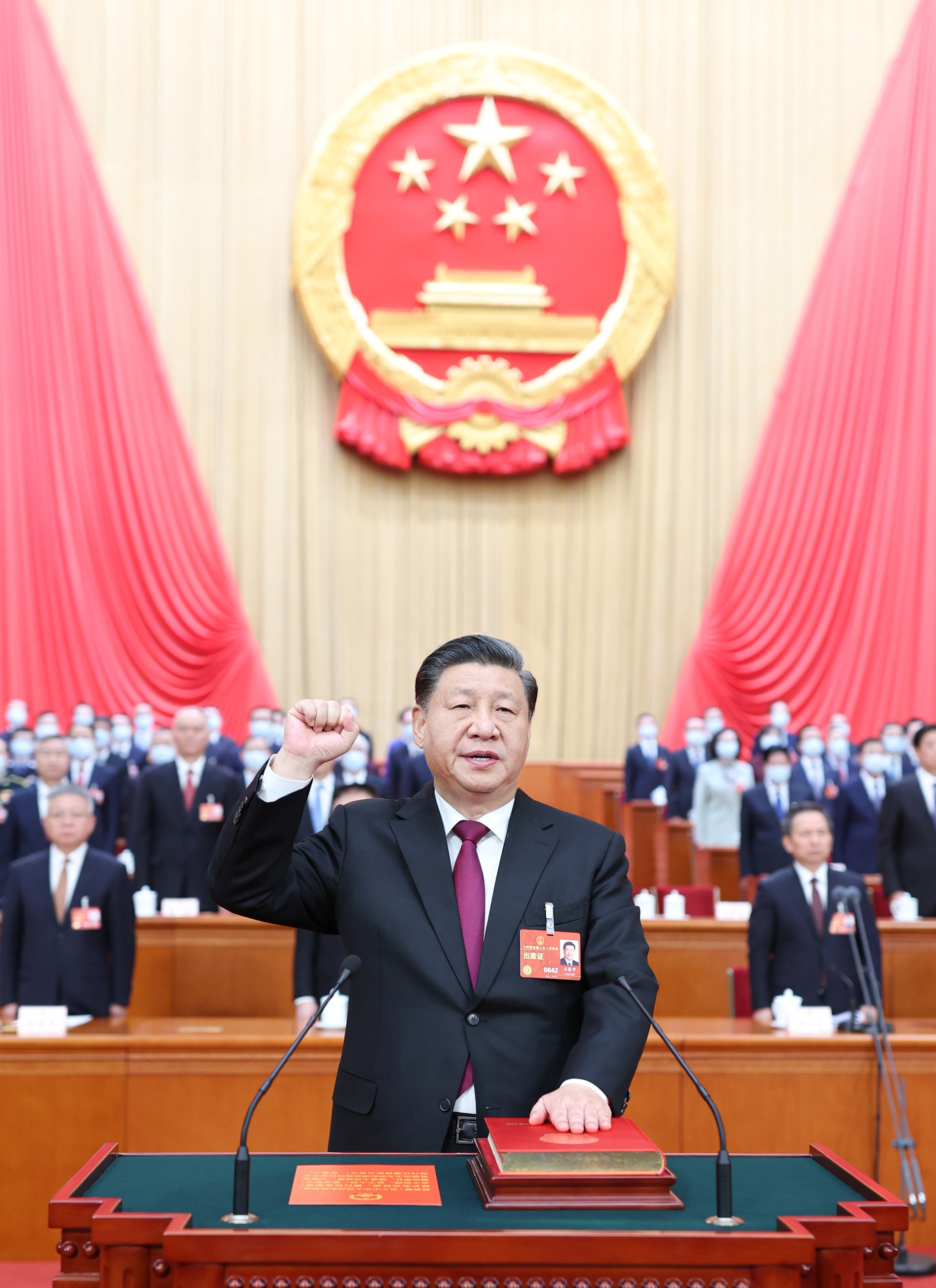3月10日，十四届全国人大一次会议在北京人民大会堂举行第三次全体会议。习近平全票当选中华人民共和国主席、中华人民共和国中央军事委员会主席。这是习近平进行宪法宣誓。新华社记者 鞠鹏 摄