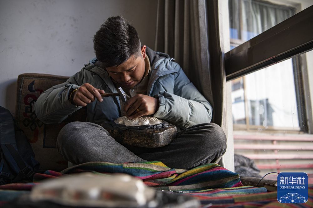 西藏日喀则：金银锻铜技艺在小锤敲打声中传承