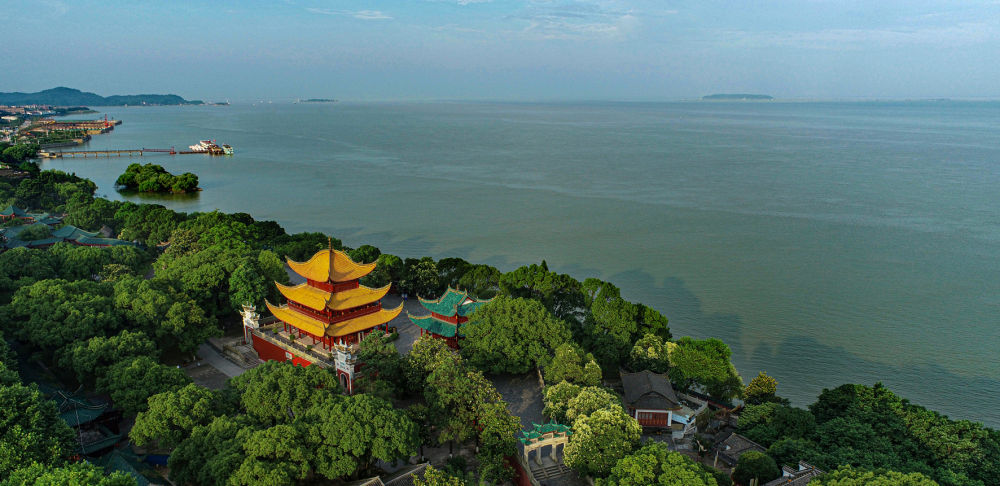 这是2021年6月8日拍摄的岳阳市岳阳楼一带的风景(无人机照片).李敏 摄