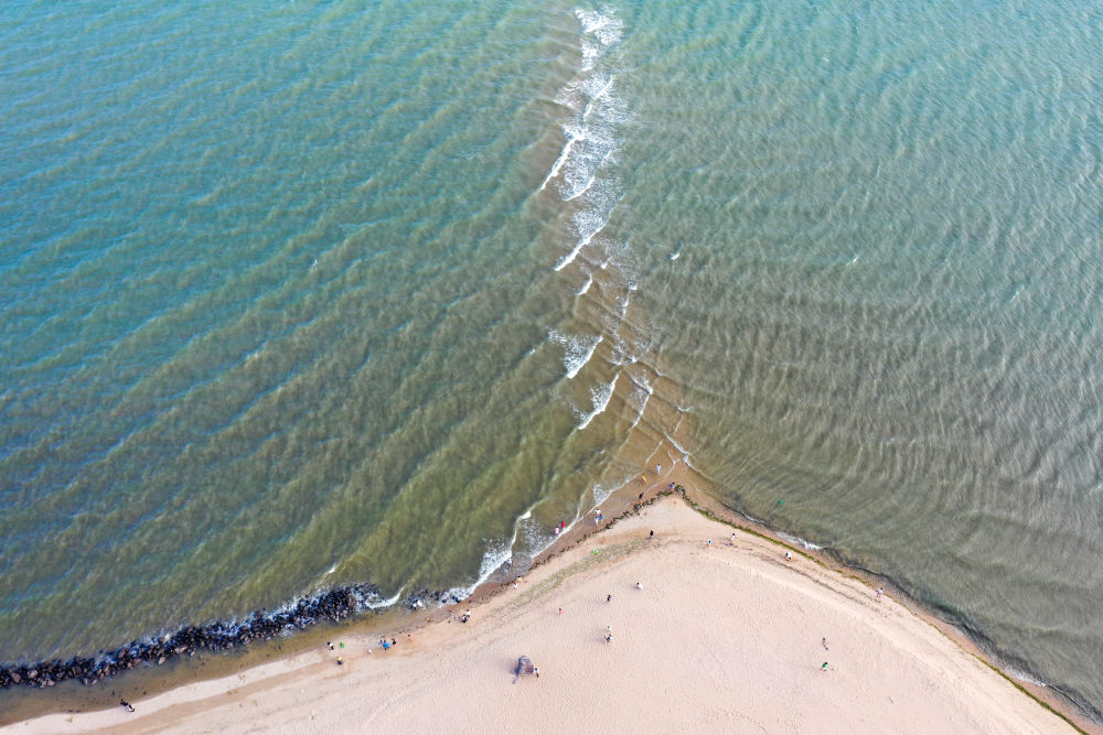 5月27日拍摄的琼州海峡与北部湾的合水线(无人机照片).