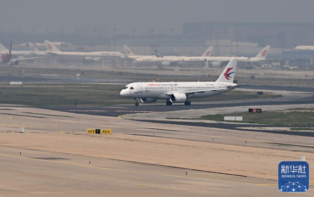 5月28日，C919首个商业航班东航MU9191在北京首都国际机场平安降落。新华社记者李贺摄