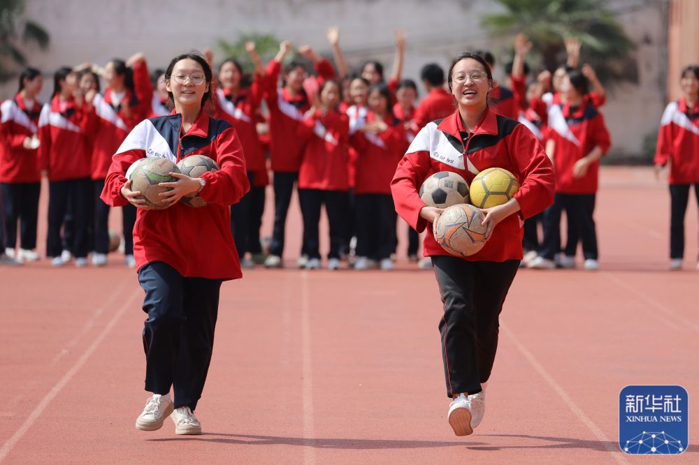 新华社发(徐宏星 摄)5月23日,四川省广安市武胜中学高三学生开展"同心