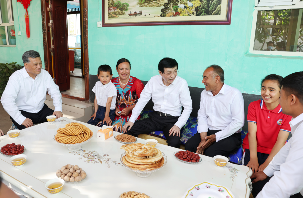 王滬寧在新疆調研時強調 完整準確貫徹新時代黨的治疆方略 打牢新疆社會穩定和長治久安堅實根基