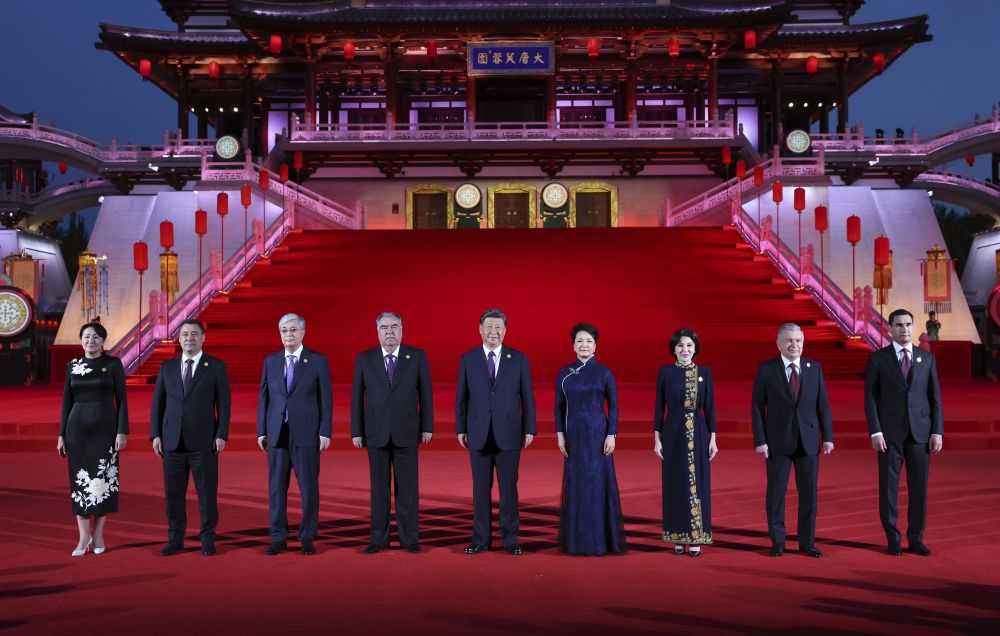 习近平和彭丽媛为出席中国－中亚峰会的中亚国家元首夫妇举行欢迎仪式