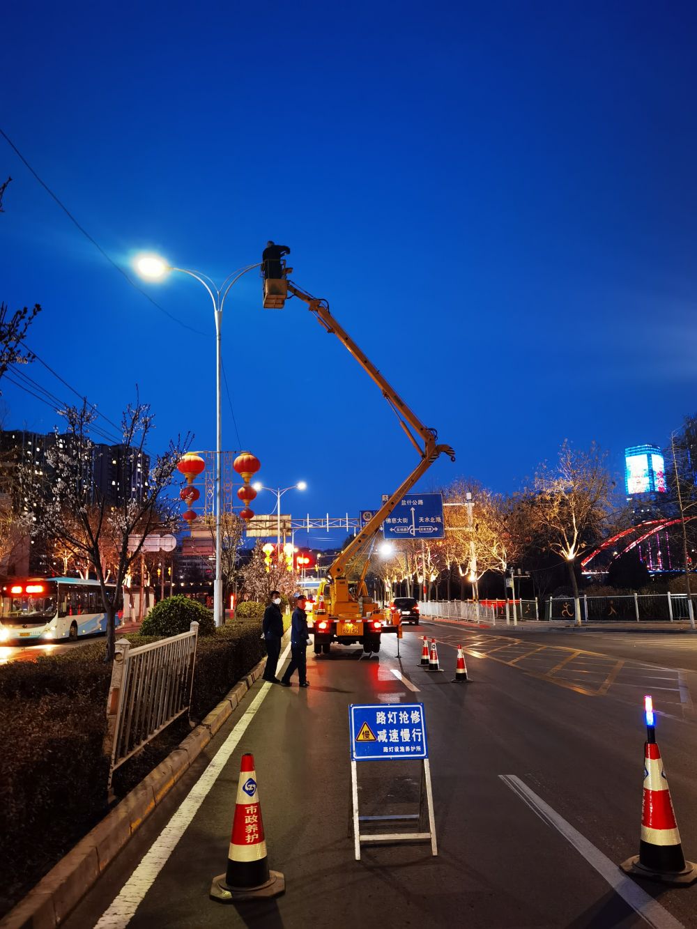 央媒看甘肃城市掌灯人