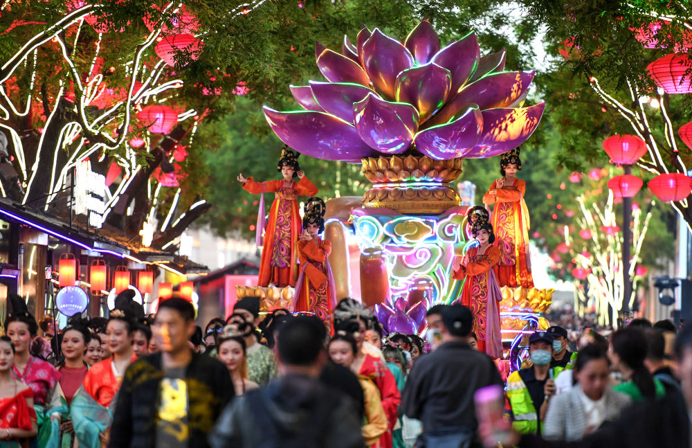 4月25日,花车巡游在西安大唐不夜城步行街举行。新华社发 邹竞一 摄