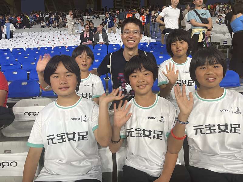 贵州省毕节市大方县对江镇元宝同心实验学校女足队员在土耳其伊斯坦布尔欧冠总决赛现场。