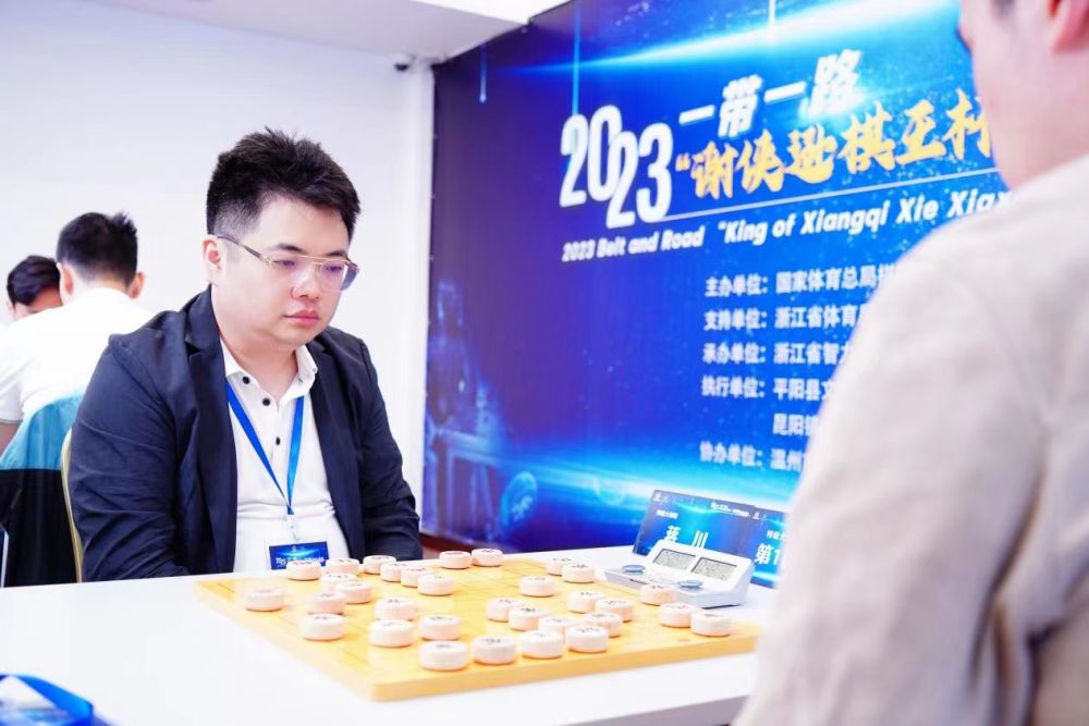 公开组决赛在程宇东与特级大师孙逸阳之间上演,两人慢棋和快棋都握手