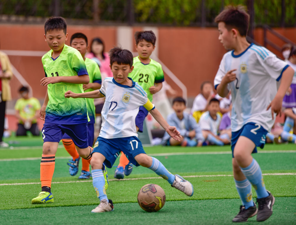 在这所小学 师生与足球十年共成长 - 新华社客户端