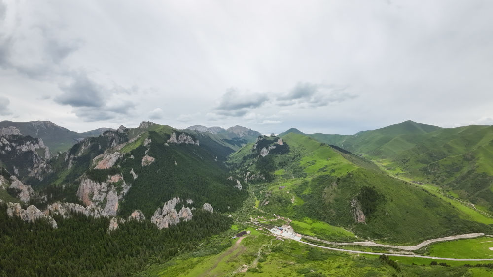 摄平均海拔3000米以上的则岔石林景区位于甘肃省甘南藏族自治州碌曲县