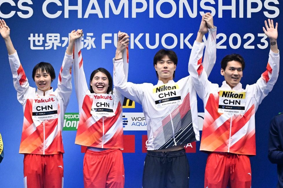 7月26日,徐嘉余,覃海洋,张雨霏与程玉洁(从右至左)获得男女4x100米