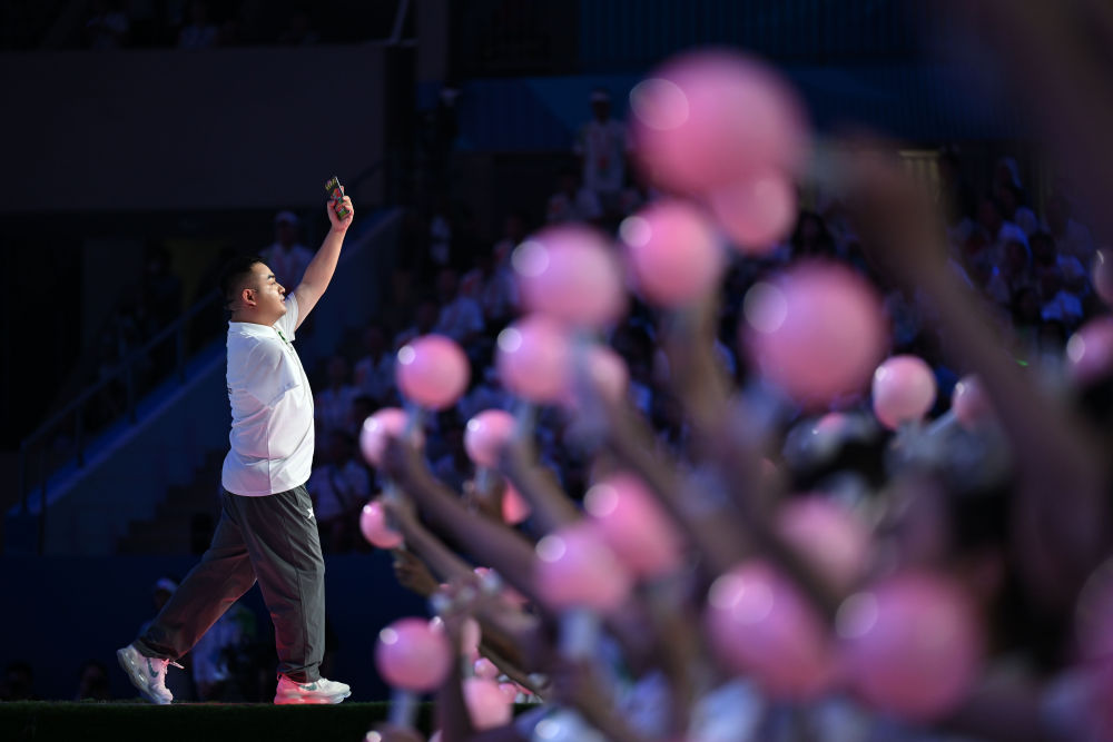 8月8日,“可乐男孩”薛枭在闭幕式上。新华社记者 王曦 摄