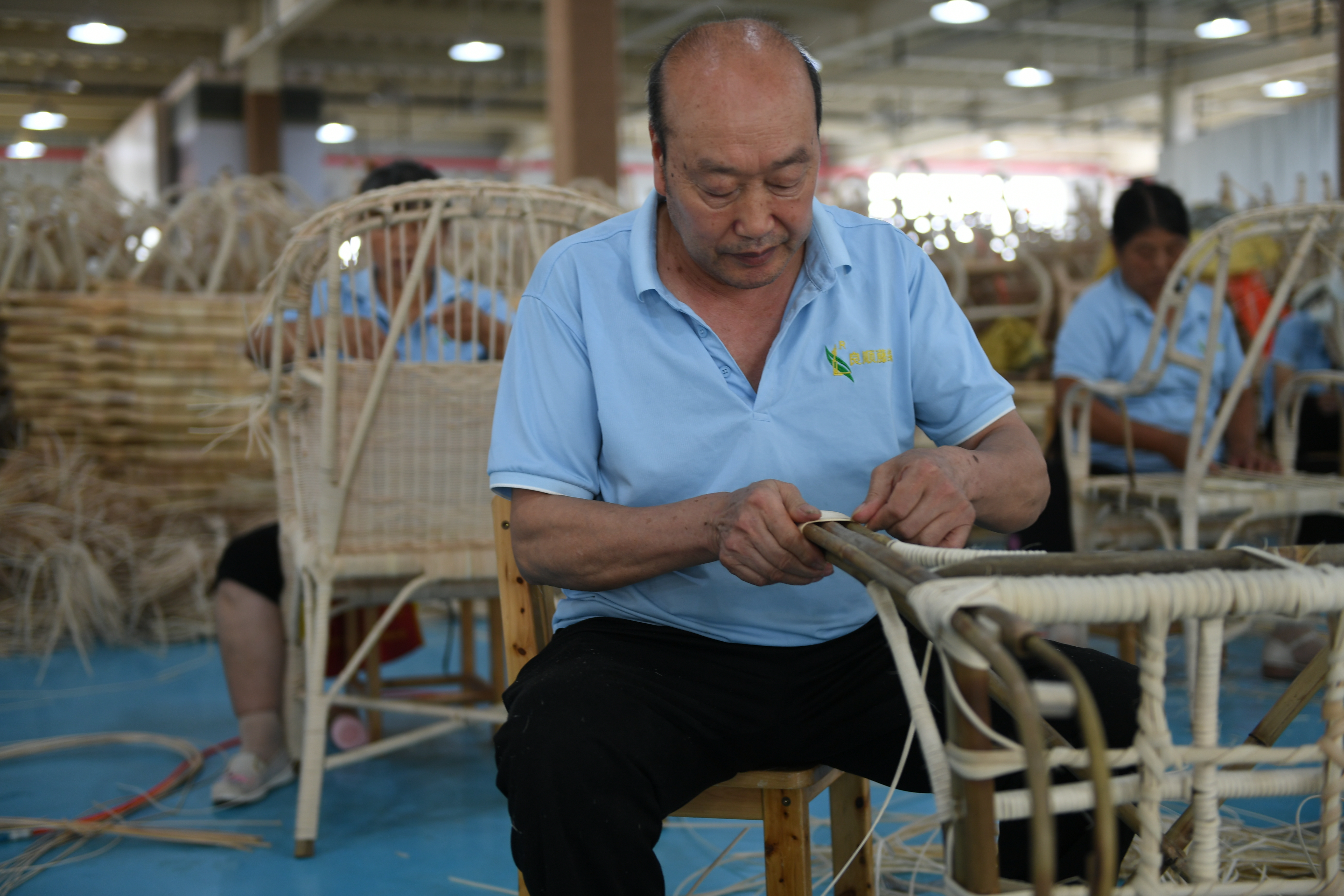 9月7日,在位于汉中市的陕西良顺匠心实业有限公司,工作人员在编织藤椅