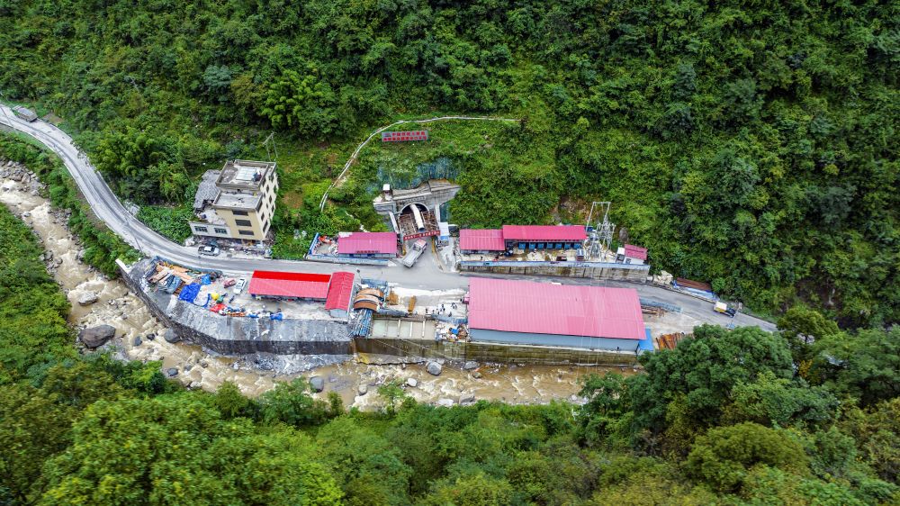 渝昆高铁第一长隧彝良隧道进口平导贯通