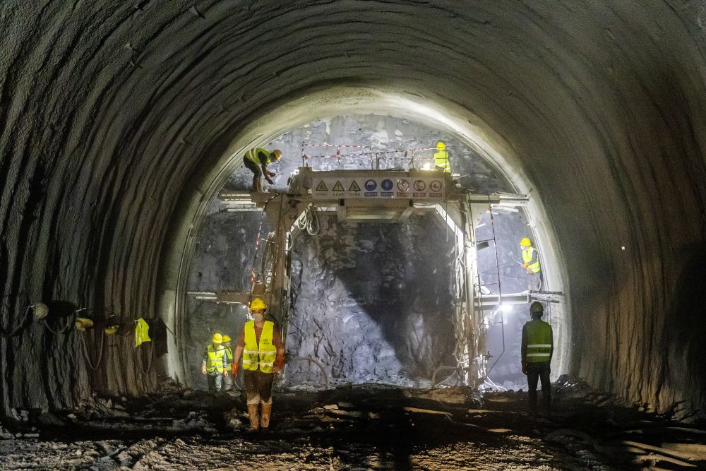 渝昆高铁第一长隧彝良隧道进口平导贯通