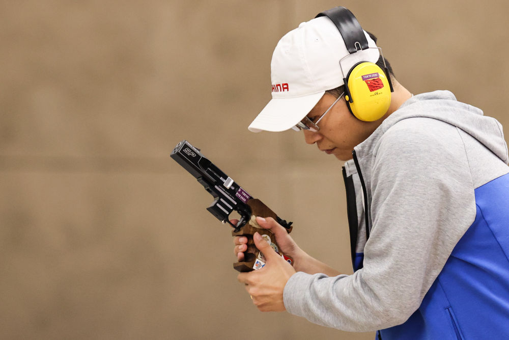 中国枪手包揽男子25米手枪速射双金并刷新世界纪录