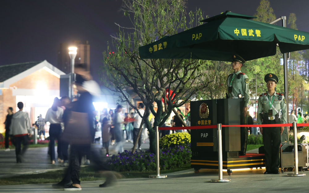 在第十四届中国(合肥)国际园林博览会现场,武警安徽总队合肥支队官兵在重点区域站岗执勤(9月30日摄)。新华社发(朱立 摄)